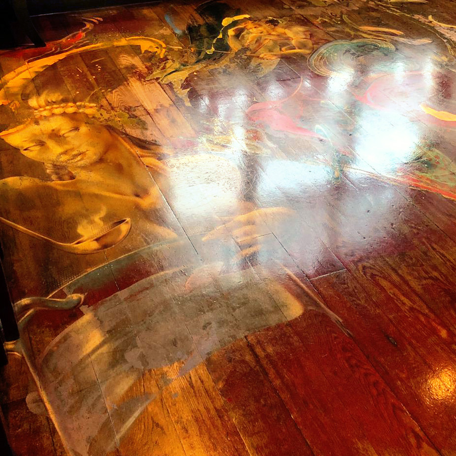 Detailaufnahme Reinigung Säuberung eines rustikaler Holzbodens mit Grafiken